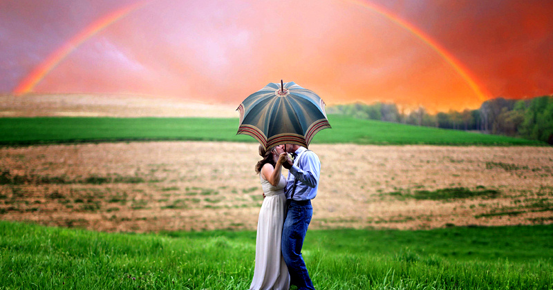 Поцелуй на фоне радуги с зонтиком
