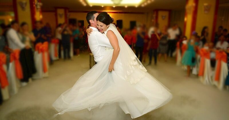 Классический сценарий свадебного застолья - последний танец жениха и невесты