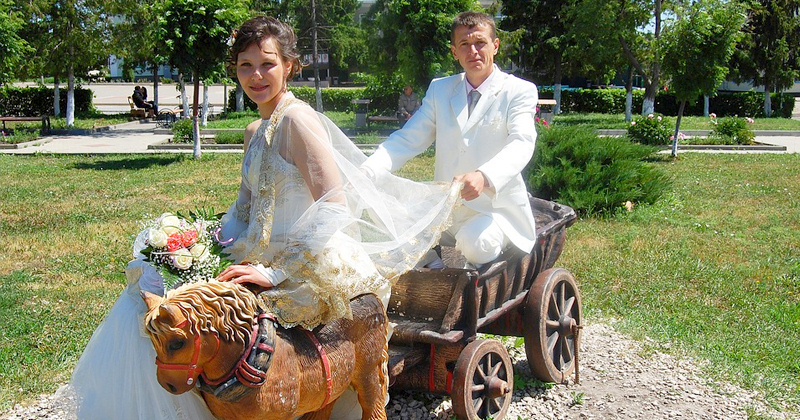 Прикольное фото жениха и невесты
